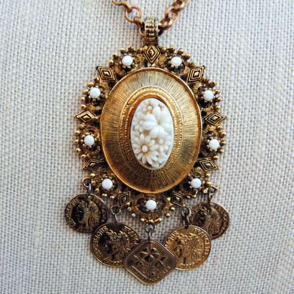 Vintage Gold Tone Pendant Baroque Necklace - Picture 4 of 4
